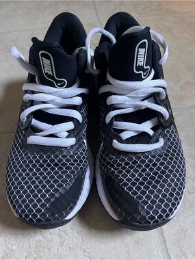 Nike women’s Black and White Mesh Lace-Up Sneakers